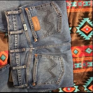Wrangler jean boyfriend fit. Size 27